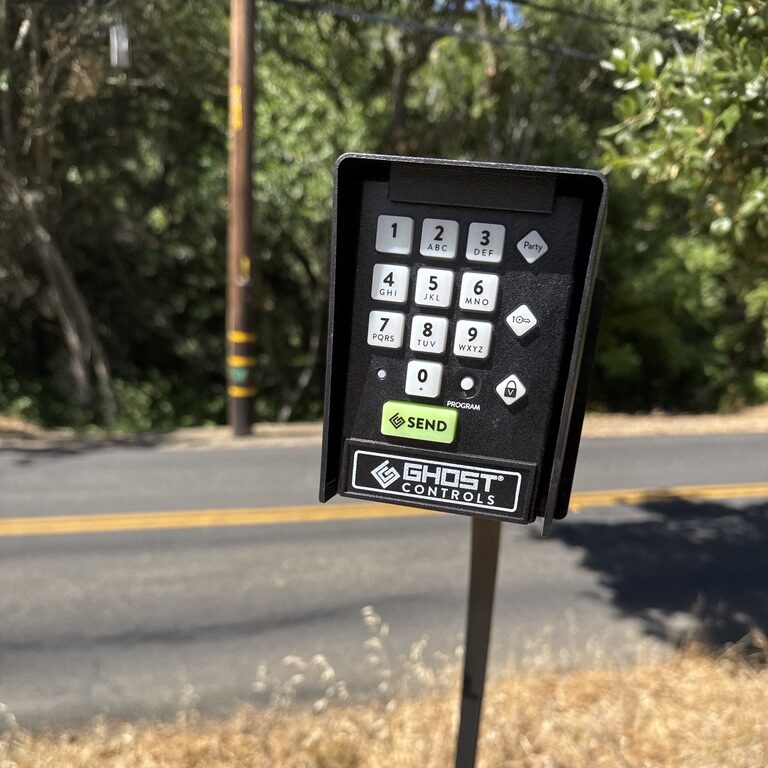 Access control system installed at an automatic gate